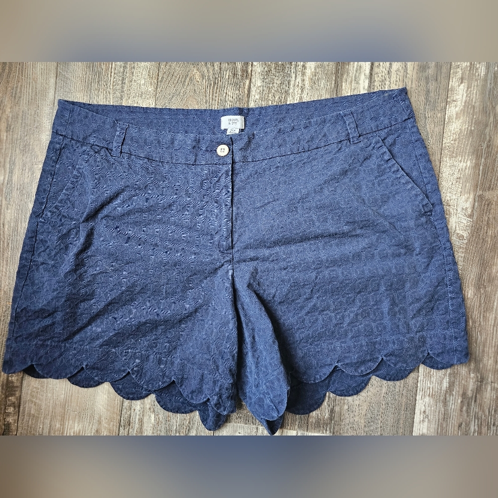 Crown & Ivy Scallop Shorts 22W
